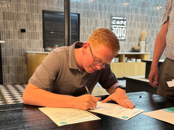 Felicitatie aan Michiel: Diploma Niveau 2 Elektrotechniek